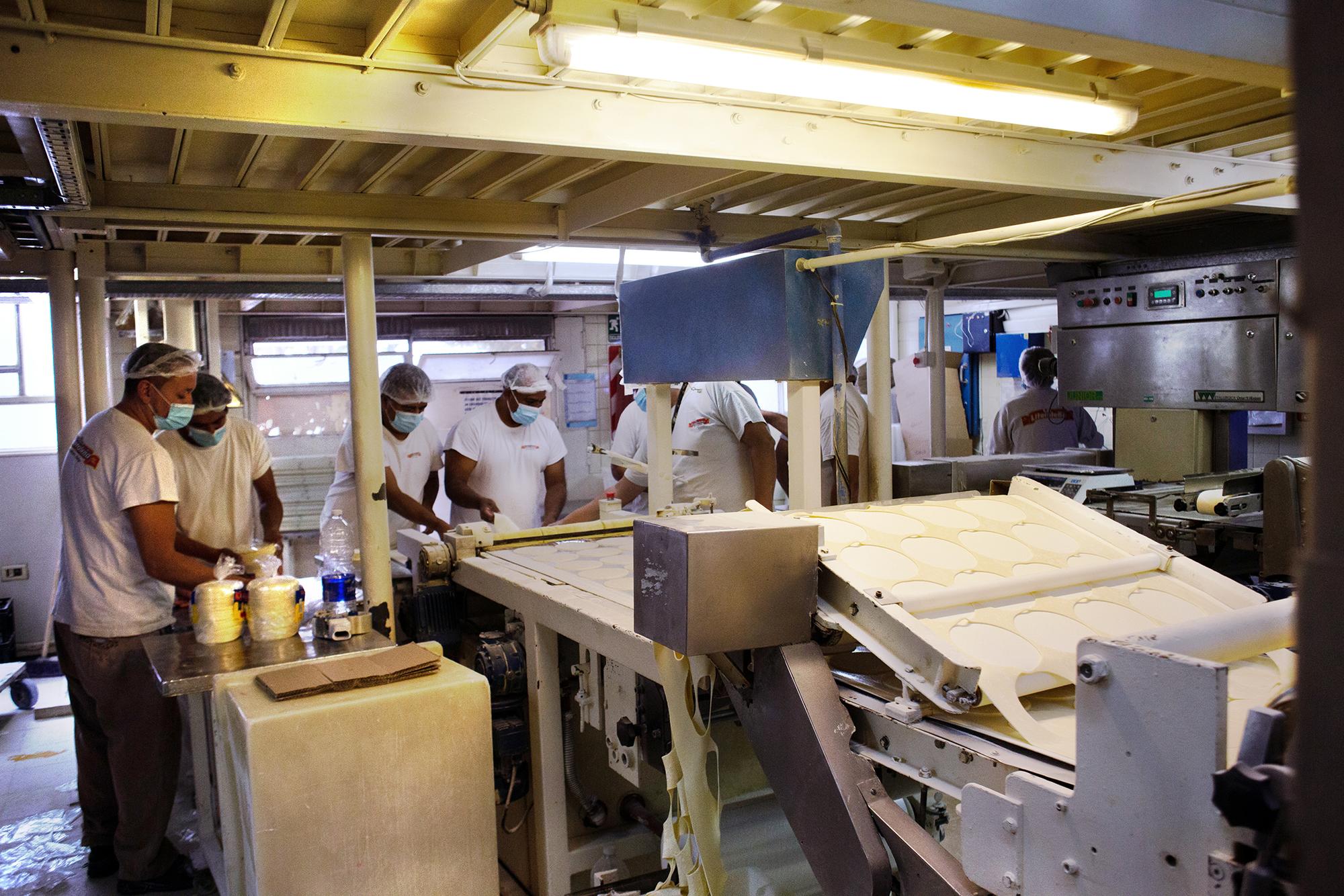 El 27 de octubre de 2015, los empleados de La Litoraleña, fábrica del barrio porteño de Chacarita, reunidos en asamblea, tomaron una decisión: ocupar las instalaciones.
